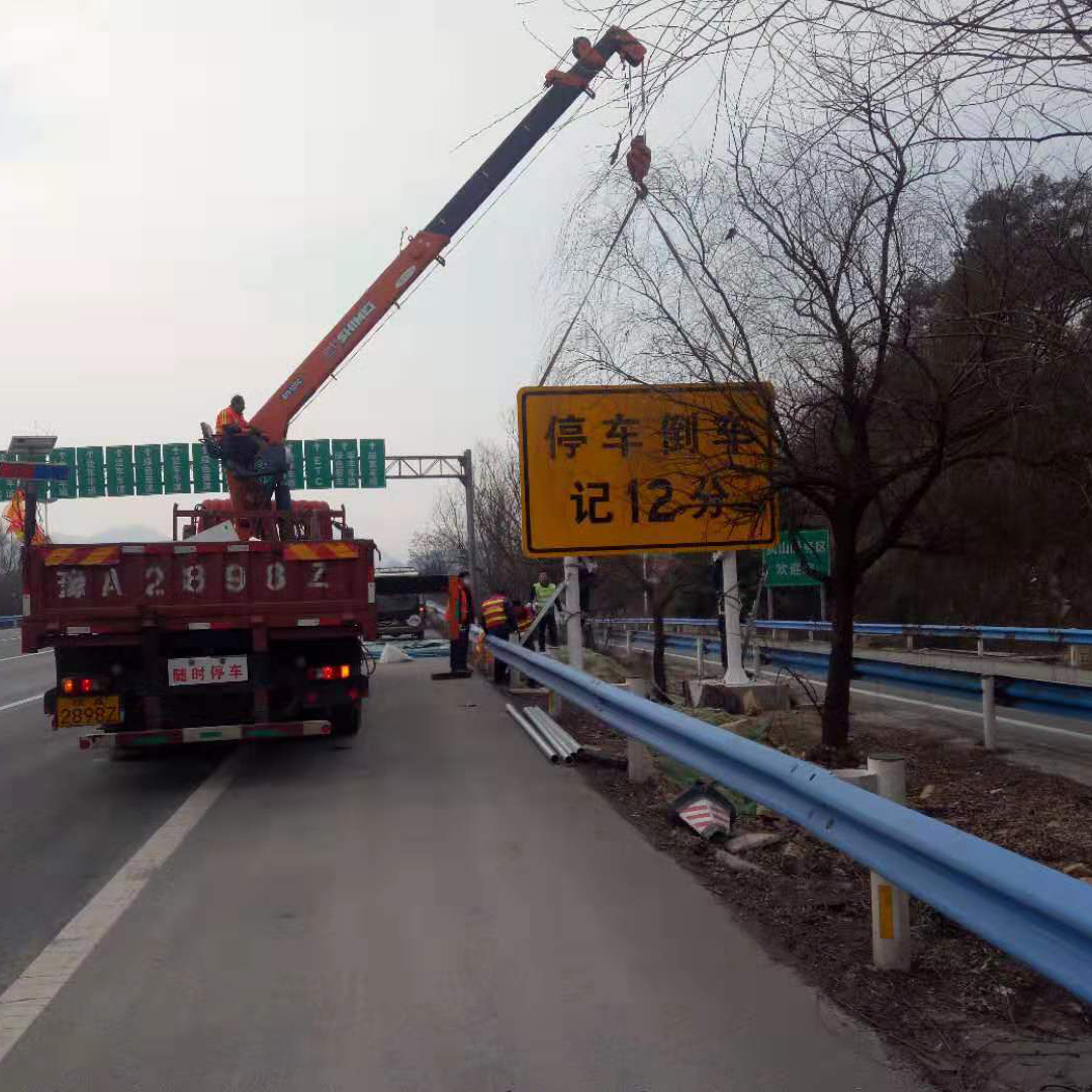 吊車安裝標(biāo)牌